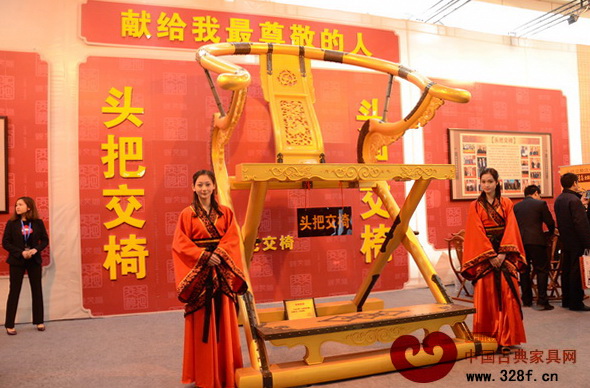 源天福的超大型頭把交椅與古典美女吸引了眾多消費(fèi)者駐足 源天福的超大型頭把交椅與古典美女吸引了眾多消費(fèi)者駐足