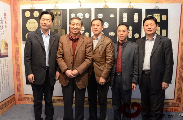 原故宮博物院文??萍疾恐魅巍⒓t木家具著名專家曹靜樓與幕后三雄董事長合影 原故宮博物院文??萍疾恐魅巍⒓t木家具著名專家曹靜樓與幕后三雄董事長合影