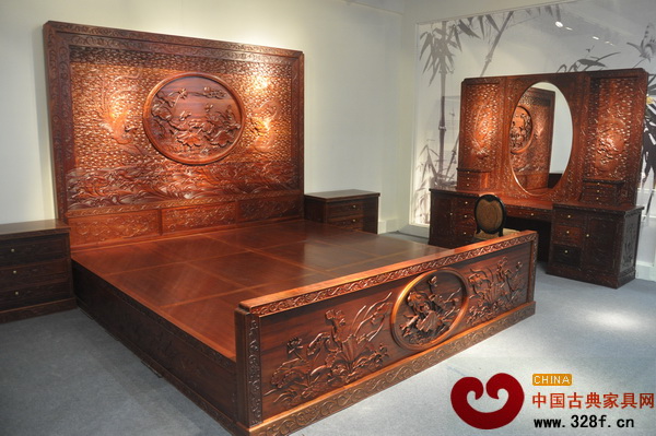 泰和園《和合美美龍鳳大床》榮獲“中國(guó)工藝美術(shù)百花獎(jiǎng)”金獎(jiǎng) 泰和園《和合美美龍鳳大床》榮獲“中國(guó)工藝美術(shù)百花獎(jiǎng)”金獎(jiǎng)