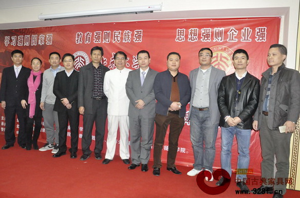 名揚(yáng)紅木董事長(zhǎng)楊威(右四)與部分參會(huì)嘉賓合影 名揚(yáng)紅木董事長(zhǎng)楊威(右四)與部分參會(huì)嘉賓合影