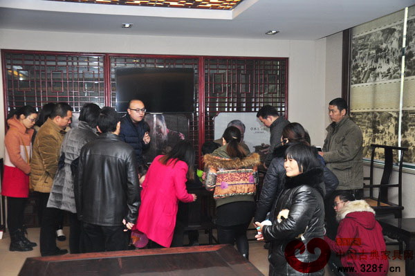 東陽馮德全早教基地師生和家長參觀卓木王紅木展廳