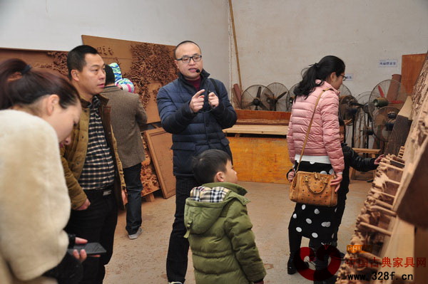 卓木王紅木總經理杜長江給大家講解純手工雕刻工藝