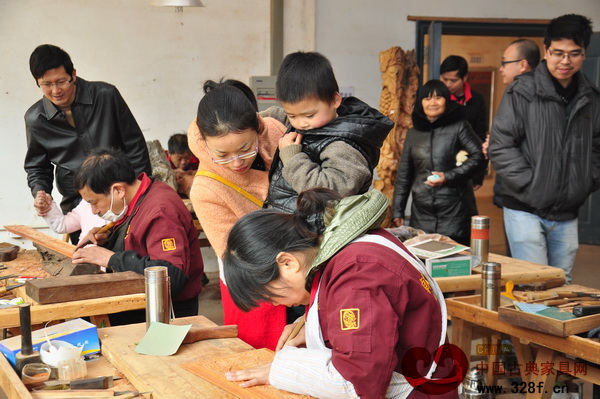 孩子和家長們在認真觀看手工雕刻 孩子和家長們在認真觀看手工雕刻