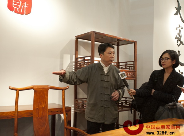 古典家具研究學者譚向東在拍賣會預展現(xiàn)場解讀黃花梨家具的文化與收藏價值 古典家具研究學者譚向東在拍賣會預展現(xiàn)場解讀黃花梨家具的文化與收藏價值