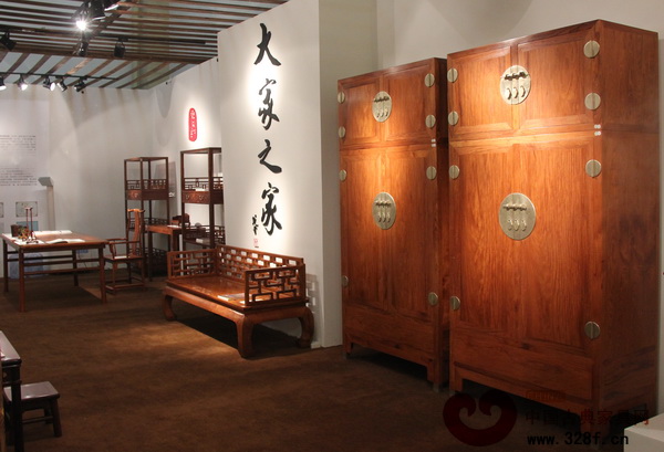 大家之家當(dāng)代古典黃花梨家具2014年北京保利秋季拍賣會預(yù)展現(xiàn)場 大家之家當(dāng)代古典黃花梨家具2014年北京保利秋季拍賣會預(yù)展現(xiàn)場
