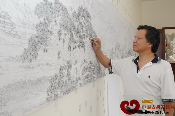 亞太地區(qū)手工藝大師、中國工藝美術(shù)大師陸光正在繪制雕刻圖紙 亞太地區(qū)手工藝大師、中國工藝美術(shù)大師陸光正在繪制雕刻圖紙