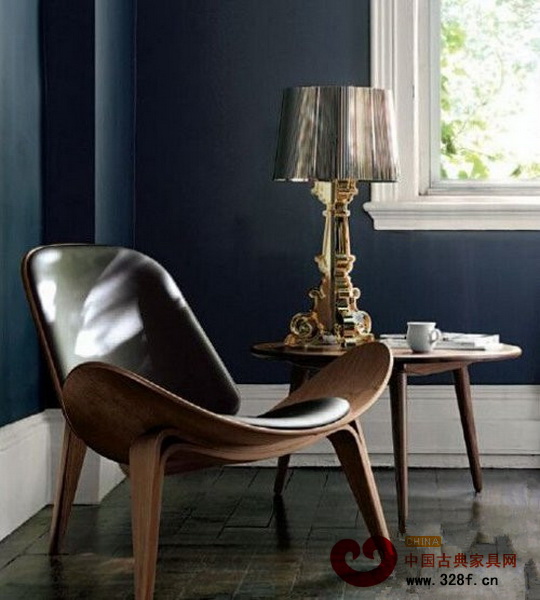 三角貝殼椅是漢斯·瓦格納的經(jīng)典代表作之一 三角貝殼椅是漢斯·瓦格納的經(jīng)典代表作之一