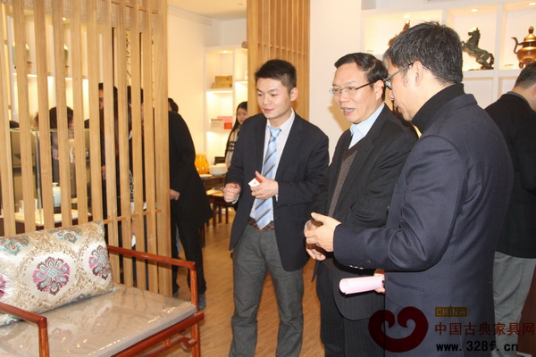 浙江省商務(wù)廳副廳長徐高春（中）參觀振宇紅木