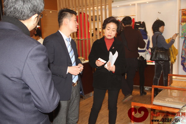 商貿(mào)發(fā)展處處長肖奮聽取振宇紅木董事長助理劉益的介紹 商貿(mào)發(fā)展處處長肖奮聽取振宇紅木董事長助理劉益的介紹