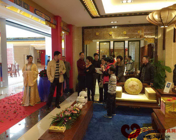 瀚晟堂紅木漳州專賣店開業(yè)當天吸引了不少消費者前往參觀購買家具