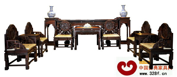 傳統(tǒng)的中堂家具中,條案總是屬于中心位置(興成紅木供圖) 傳統(tǒng)的中堂家具中,條案總是屬于中心位置(興成紅木供圖)