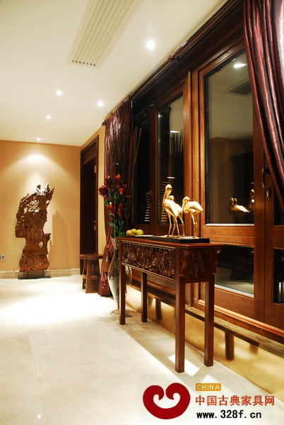 條案在現(xiàn)代家居中更多的是擔(dān)任裝飾物角色 條案在現(xiàn)代家居中更多的是擔(dān)任裝飾物角色