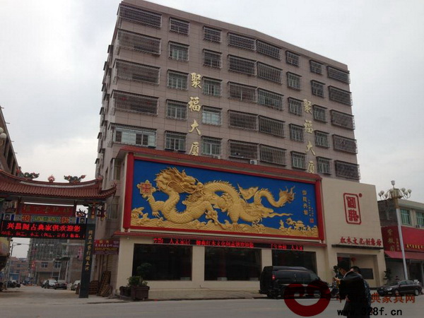 御典紅木文化創(chuàng)意館工藝標(biāo)志物，吉尼斯世界記錄木雕第一大龍－－“中華木雕第一龍”