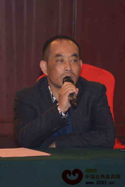 品牌紅木家具經(jīng)銷商聯(lián)盟執(zhí)行主席、昆明林達(dá)宏紅木董事長張伯林 品牌紅木家具經(jīng)銷商聯(lián)盟執(zhí)行主席、昆明林達(dá)宏紅木董事長張伯林