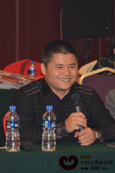 品牌紅木家具經(jīng)銷商聯(lián)盟執(zhí)行主席、順德中聯(lián)紅木世家董事長周志華 品牌紅木家具經(jīng)銷商聯(lián)盟執(zhí)行主席、順德中聯(lián)紅木世家董事長周志華