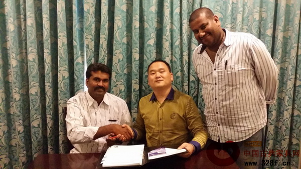 印度海德拉巴林業(yè)局局長莫迪（左一）與包海深（左二）簽訂小葉紫檀種植協(xié)定