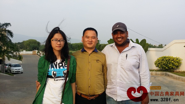 印度海德拉巴林業(yè)局局長助理（右一）和雅典紅木董事長包海深（右二）合影