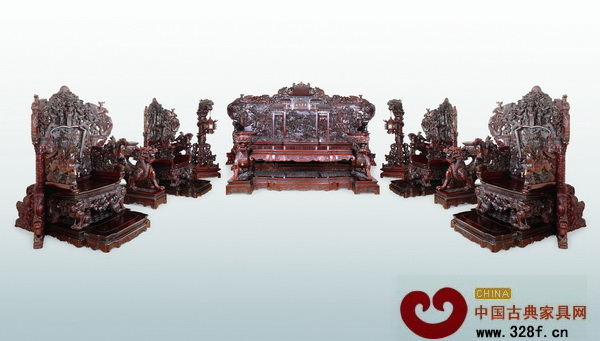 《名著千秋》大型紅木沙發(fā)(美聯(lián)紅木供圖) 《名著千秋》大型紅木沙發(fā)(美聯(lián)紅木供圖)