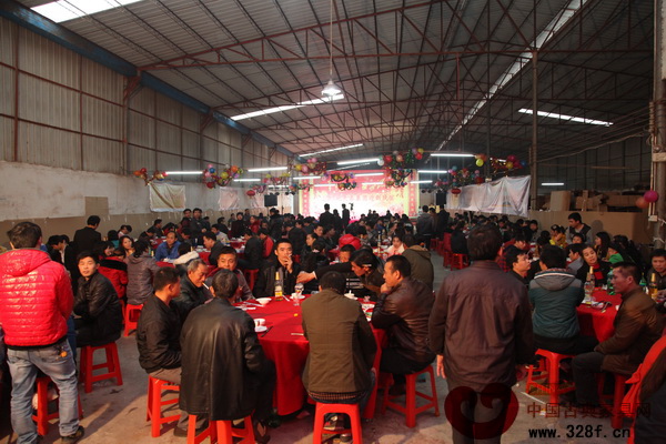 氣氛熱鬧的晚宴現(xiàn)場 氣氛熱鬧的晚宴現(xiàn)場