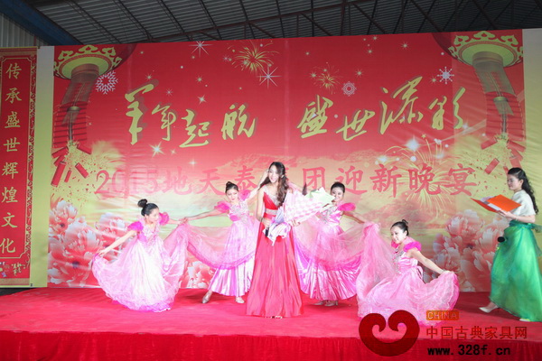 現(xiàn)場精彩的歌舞表演 現(xiàn)場精彩的歌舞表演