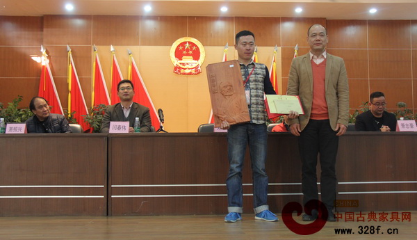 大涌鎮(zhèn)黨委副書(shū)記鄭潤(rùn)生為大賽冠軍頒獎(jiǎng) 大涌鎮(zhèn)黨委副書(shū)記鄭潤(rùn)生為大賽冠軍頒獎(jiǎng)