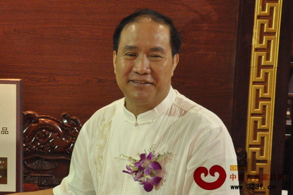 中山市紅木家具行業(yè)協(xié)會會長、中山鴻發(fā)家具董事長蕭照興 中山市紅木家具行業(yè)協(xié)會會長、中山鴻發(fā)家具董事長蕭照興