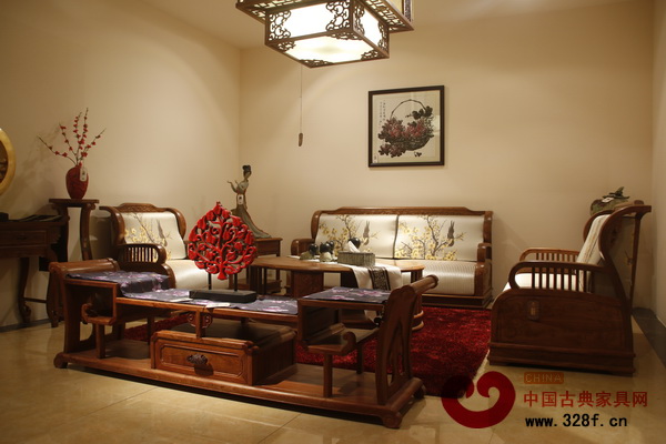 軟裝與新中式紅木家具搭配相得益彰(萊韻達(dá)供圖) 軟裝與新中式紅木家具搭配相得益彰(萊韻達(dá)供圖)