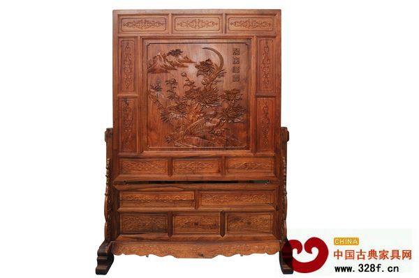 《花開(kāi)富貴圖》雕刻在紅木屏風(fēng)上(雅典紅木供圖) 《花開(kāi)富貴圖》雕刻在紅木屏風(fēng)上(雅典紅木供圖)