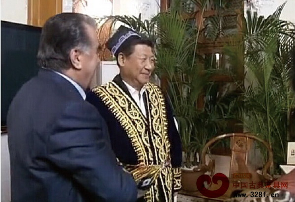 在拉赫蒙總統(tǒng)的家宴結(jié)束后,習(xí)主席把交椅送給了他 在拉赫蒙總統(tǒng)的家宴結(jié)束后,習(xí)主席把交椅送給了他