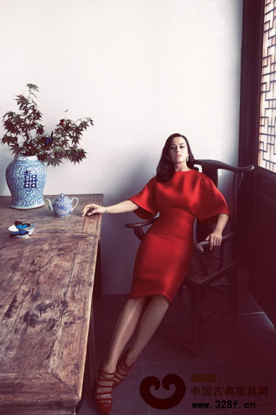 凱蒂穿著中國(guó)紅坐在官帽椅上 凱蒂穿著中國(guó)紅坐在官帽椅上