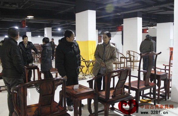 消費(fèi)者在紅木文化館內(nèi)參觀