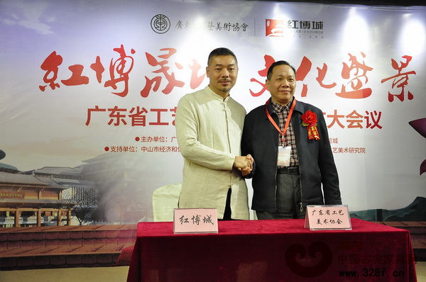 廣東省工藝美術(shù)協(xié)會(huì)常務(wù)副會(huì)長(zhǎng)劉夕海(右)與紅博城董事長(zhǎng)林孟禮(左)進(jìn)行簽約儀式 廣東省工藝美術(shù)協(xié)會(huì)常務(wù)副會(huì)長(zhǎng)劉夕海(右)與紅博城董事長(zhǎng)林孟禮(左)進(jìn)行簽約儀式
