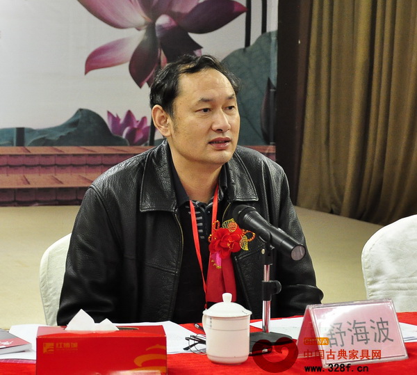 廣東省工藝美術(shù)協(xié)會(huì)會(huì)長(zhǎng)舒海波解說(shuō)了第六屆協(xié)會(huì)換屆方案 廣東省工藝美術(shù)協(xié)會(huì)會(huì)長(zhǎng)舒海波解說(shuō)了第六屆協(xié)會(huì)換屆方案