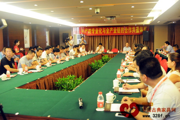 “紅木廠家的專業(yè)化之路”主題會(huì)議現(xiàn)場(chǎng) “紅木廠家的專業(yè)化之路”主題會(huì)議現(xiàn)場(chǎng)