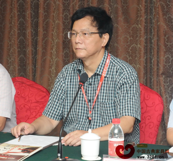 “紅木廠家的專業(yè)化之路”主題會(huì)議主持人浙江省家具行業(yè)協(xié)會(huì)理事長(zhǎng)蔣鴻源做總結(jié) “紅木廠家的專業(yè)化之路”主題會(huì)議主持人浙江省家具行業(yè)協(xié)會(huì)理事長(zhǎng)蔣鴻源做總結(jié)