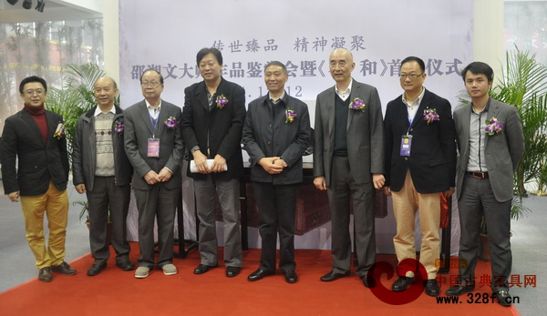 邵湘文大師作品品鑒會(huì)暨《泰和》首發(fā)儀式上,嘉賓合影留念 邵湘文大師作品品鑒會(huì)暨《泰和》首發(fā)儀式上,嘉賓合影留念