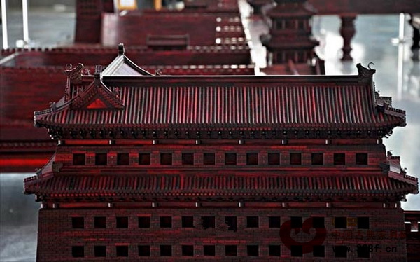 精雕細(xì)刻的紫檀木版北京古城墻 精雕細(xì)刻的紫檀木版北京古城墻