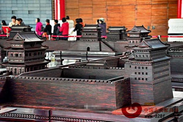 大型紫檀組雕作品《九城宮闕》吸引了眾多參觀者 大型紫檀組雕作品《九城宮闕》吸引了眾多參觀者