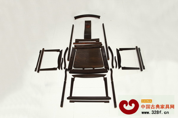 扇形官帽椅展成平面后結(jié)構(gòu)很像“五線譜”,榫卯就是“音符” 扇形官帽椅展成平面后結(jié)構(gòu)很像“五線譜”,榫卯就是“音符”