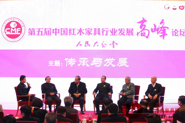 業(yè)界專家和企業(yè)代表展開“傳承與發(fā)展”的話題（從左起為，《品牌紅木》雜志CEO林偉華、亞太地區(qū)手工藝大師馮文土、中山市紅木家具行業(yè)協(xié)會(huì)會(huì)長(zhǎng)蕭照興、故宮博物院副研究員周京南、古典家具工藝傳承工藝大師王秀林、深圳泰和園紅木邵湘文）