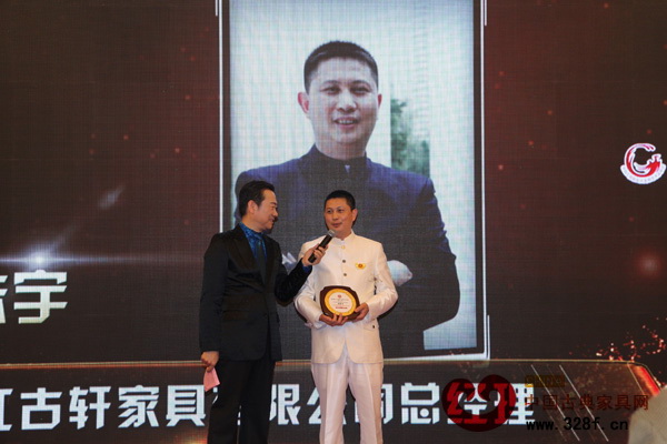 2014年中國(guó)紅木家具行業(yè)十大風(fēng)云人物”獲得者——中山紅古軒家具總經(jīng)理吳赤宇(央視知名主持人趙保樂(lè)現(xiàn)場(chǎng)采訪吳赤宇) 2014年中國(guó)紅木家具行業(yè)十大風(fēng)云人物”獲得者——中山紅古軒家具總經(jīng)理吳赤宇(央視知名主持人趙保樂(lè)現(xiàn)場(chǎng)采訪吳赤宇)