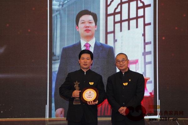 “2014年中國(guó)紅木家具行業(yè)十大風(fēng)云人物”獲得者——中山東成紅木董事長(zhǎng)張錫復(fù) “2014年中國(guó)紅木家具行業(yè)十大風(fēng)云人物”獲得者——中山東成紅木董事長(zhǎng)張錫復(fù)