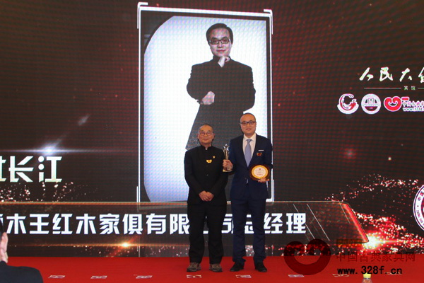 “2014年中國(guó)紅木家具行業(yè)十大風(fēng)云人物”獲得者——東陽(yáng)卓木王紅木總經(jīng)理杜長(zhǎng)江 “2014年中國(guó)紅木家具行業(yè)十大風(fēng)云人物”獲得者——東陽(yáng)卓木王紅木總經(jīng)理杜長(zhǎng)江