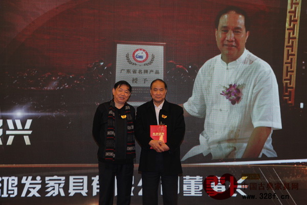 “2014年中國(guó)紅木家具傳承獎(jiǎng)”獲獎(jiǎng)?wù)摺猩绞屑t木家具行業(yè)協(xié)會(huì)會(huì)長(zhǎng)、中山鴻發(fā)家具董事長(zhǎng)蕭照興 “2014年中國(guó)紅木家具傳承獎(jiǎng)”獲獎(jiǎng)?wù)摺猩绞屑t木家具行業(yè)協(xié)會(huì)會(huì)長(zhǎng)、中山鴻發(fā)家具董事長(zhǎng)蕭照興