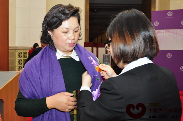 興成紅木總經(jīng)理潘敏陽出席“第五屆中國紅木家具行業(yè)發(fā)展高峰論壇暨行業(yè)轉(zhuǎn)型升級項目發(fā)布會”活動 興成紅木總經(jīng)理潘敏陽出席“第五屆中國紅木家具行業(yè)發(fā)展高峰論壇暨行業(yè)轉(zhuǎn)型升級項目發(fā)布會”活動