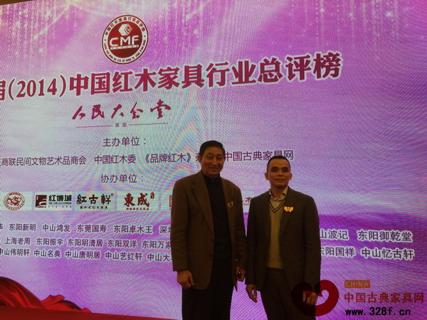 雅仕軒紅木總經(jīng)理陳君與原故宮博物院文??萍疾恐魅尾莒o樓合影 雅仕軒紅木總經(jīng)理陳君與原故宮博物院文??萍疾恐魅尾莒o樓合影