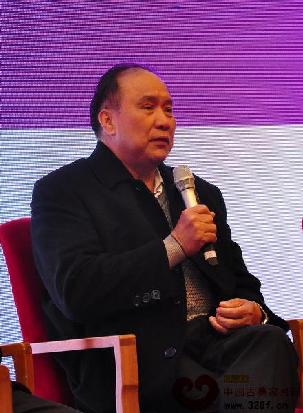 蕭照興在第五屆中國紅木家具行業(yè)發(fā)展高峰論壇上發(fā)表自己的觀點 