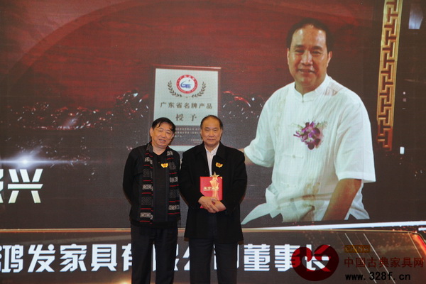 全國工商聯民間文物藝術品商會會長宋建文(左)為蕭照興(右)頒發(fā)獎杯及證書 全國工商聯民間文物藝術品商會會長宋建文(左)為蕭照興(右)頒發(fā)獎杯及證書