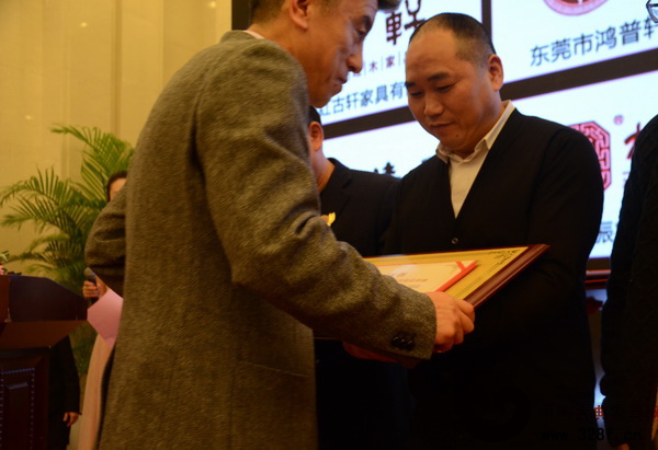 中央電視臺《尋寶》欄目總導(dǎo)演李建偉給振宇紅木頒獎