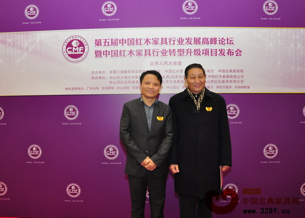 林慶財(cái)與原故宮博物院文??萍疾恐魅尾莒o樓在人民大會堂內(nèi)合影 林慶財(cái)與原故宮博物院文保科技部主任曹靜樓在人民大會堂內(nèi)合影